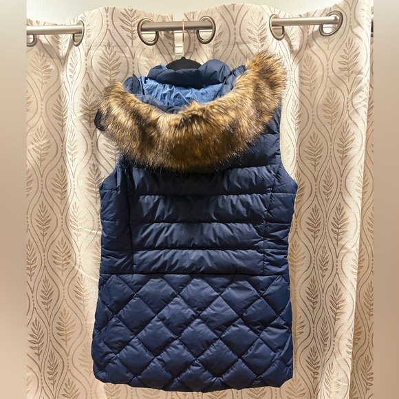The North Face Aconcagua women's puffer vest with a faux fur hood - Picture 6 of 7
